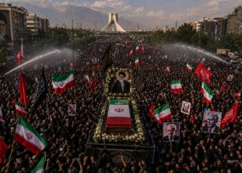 Teherán convierte el adiós a Ali Khamenei en una demostración de fuerza y en un clamor de venganza contra Trump