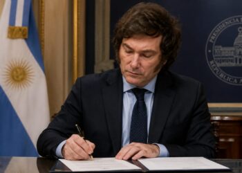 El decreto de Milei para expulsar extranjeros por mensajes de odio abre un intenso debate sobre migración y libertad de expresión