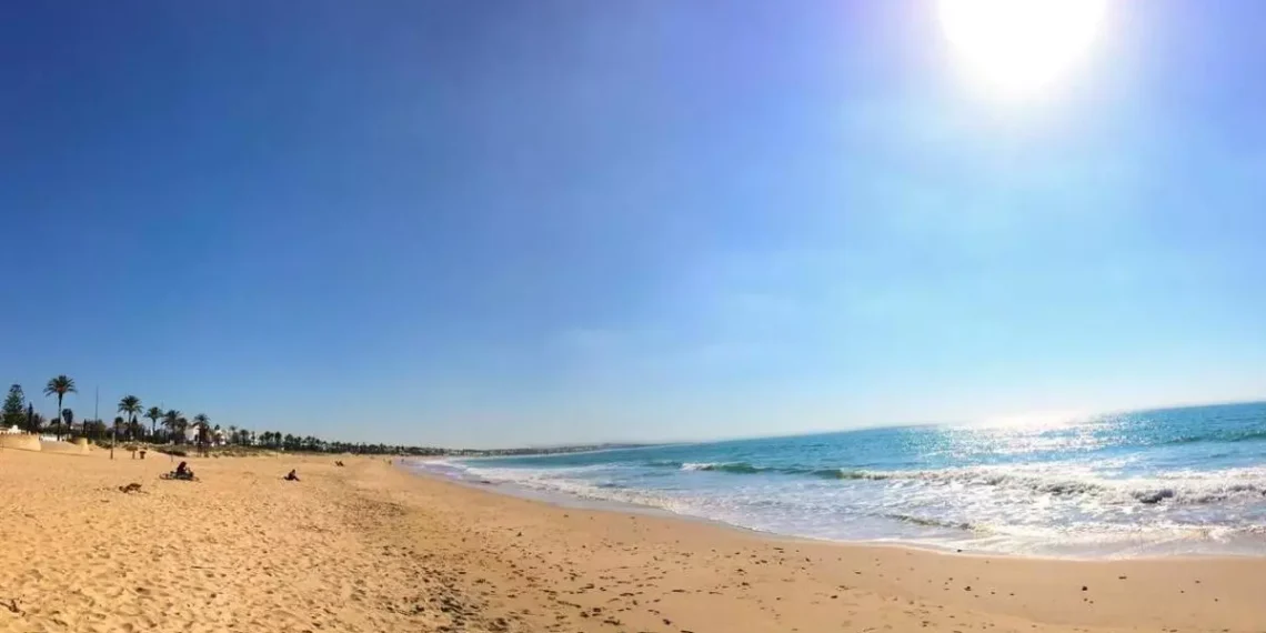 La Audiencia de Sevilla absuelve a un hombre que abandonó un hotel en La Barrosa sin pagar al no poder demostrar que actuó con engaño