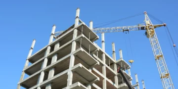 Compraventa de viviendas en Andalucía con caída de operaciones y subida de precios