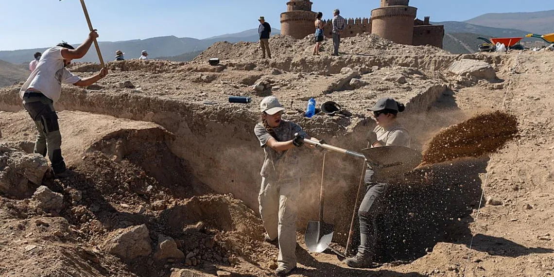 Un aljibe oculto y restos de una fortaleza islámica salen a la luz en el Castillo de La Calahorra