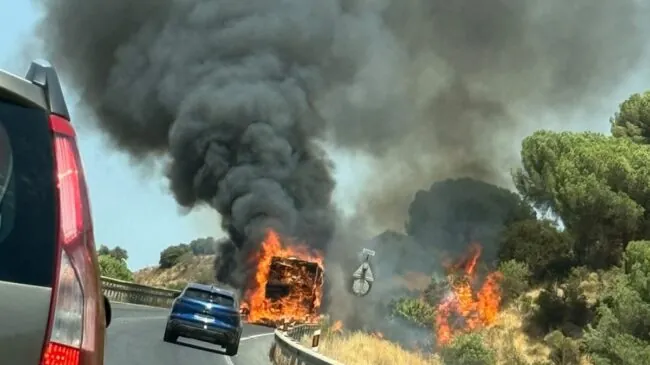 El incendio de Cerro Muriano obliga a desalojar a 215 personas