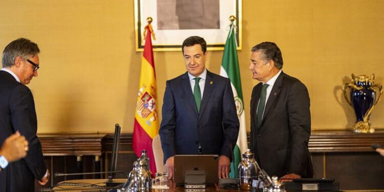 El Gobierno andaluz recorta plazas de empleados públicos para asumir el sobrecoste de más de tres millones en altos cargos y puestos de confianza