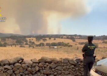 El incendio de Niebla mantiene en vilo a Huelva mientras el operativo intensifica la lucha para contener uno de los mayores fuegos del verano