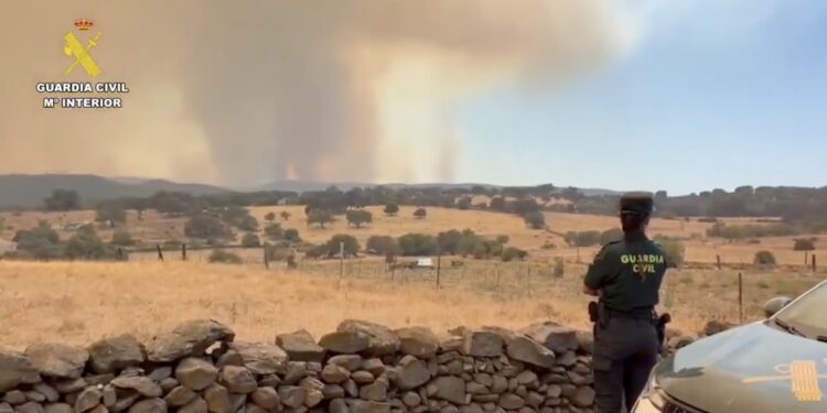 El incendio de Niebla mantiene en vilo a Huelva mientras el operativo intensifica la lucha para contener uno de los mayores fuegos del verano