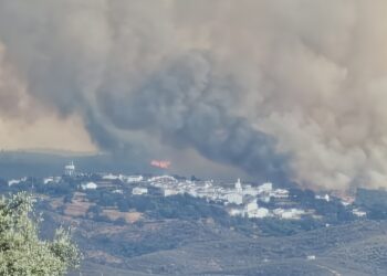 El incendio de Niebla sigue poniendo a prueba al operativo tras calcinar unas 8.000 hectáreas y mantener a 467 personas desalojadas