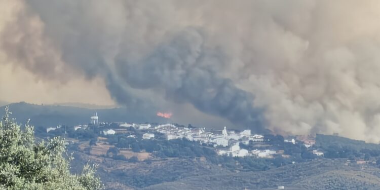 El incendio de Niebla sigue poniendo a prueba al operativo tras calcinar unas 8.000 hectáreas y mantener a 467 personas desalojadas