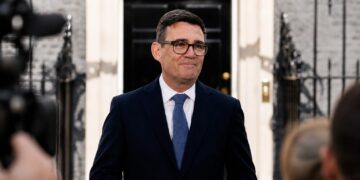 Burnham lleva su nuevo Gobierno a la calle para consolidar el giro laborista en el Reino Unido