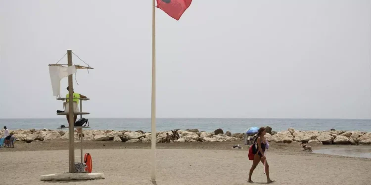 Seis playas de Málaga cierran al baño tras detectarse niveles elevados de E. coli