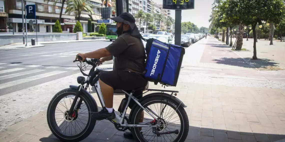 Repartir bajo 43 grados: la cara más invisible del calor extremo que soportan los riders en Córdoba