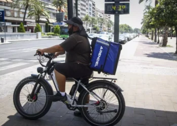 Repartir bajo 43 grados: la cara más invisible del calor extremo que soportan los riders en Córdoba