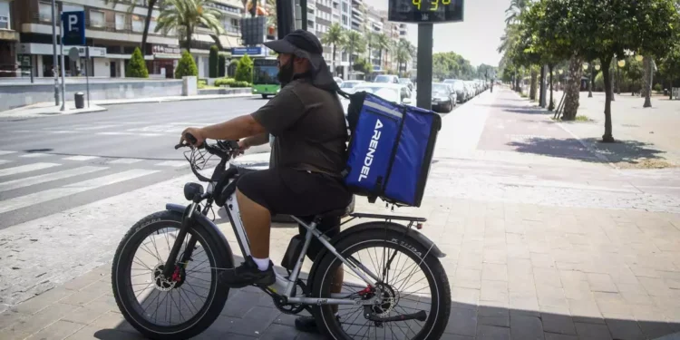 Repartir bajo 43 grados: la cara más invisible del calor extremo que soportan los riders en Córdoba