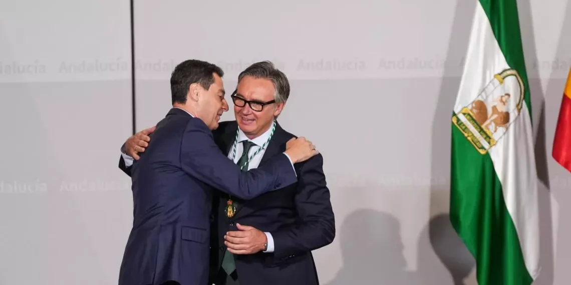 El presidente Juanma Moreno abraza al líder regional de Vox y vicepresidente de la Junta, Manuel Gavira, tras jurar el cargo. María José López / EP.