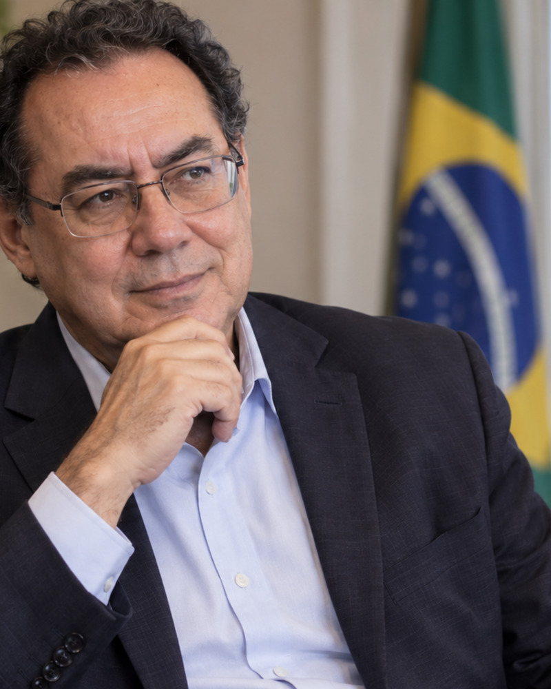 Representación editorial de Augusto Cury en un despacho con libros y el Congreso Nacional de Brasil al fondo.