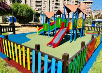 Parques infantiles de Jaén en proceso de renovación y mantenimiento municipal