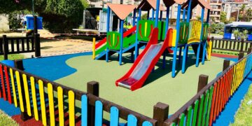 Parques infantiles de Jaén en proceso de renovación y mantenimiento municipal