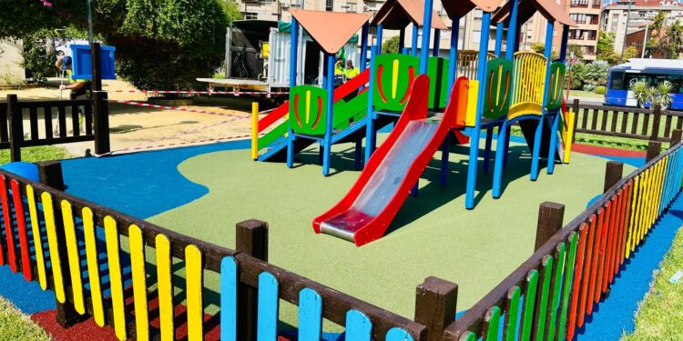 Parques infantiles de Jaén en proceso de renovación y mantenimiento municipal