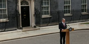 Keir Starmer abandona el Parlamento británico tras su salida del Gobierno