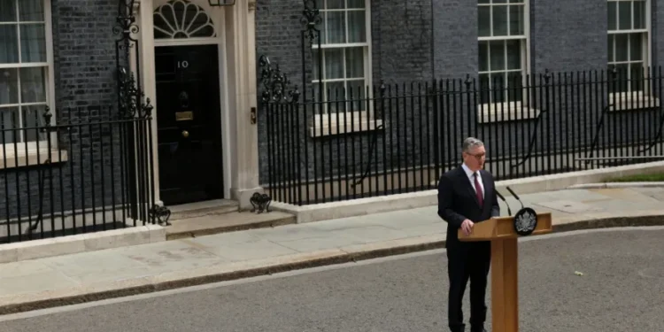 Keir Starmer abandona el Parlamento británico tras su salida del Gobierno