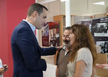 Juan Latorre saluda a Pilar Gil durante el encuentro sobre empleo y vivienda en UGT Jaén