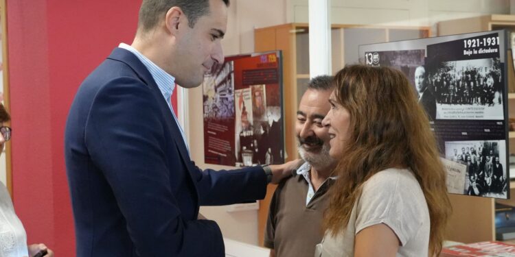 Juan Latorre saluda a Pilar Gil durante el encuentro sobre empleo y vivienda en UGT Jaén