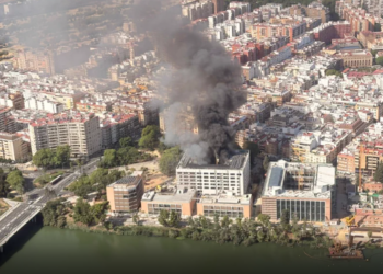 Incendio en el antiguo complejo de Altadis en Sevilla