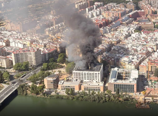 Incendio en el antiguo complejo de Altadis en Sevilla