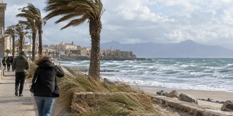 Aviso amarillo en Cádiz por viento de levante y oleaje en el Estrecho