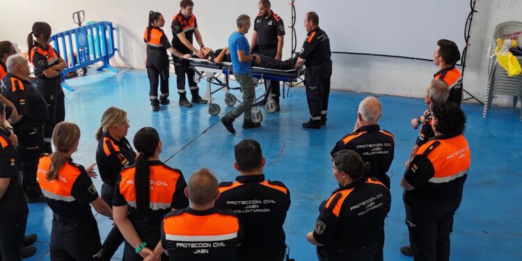 Voluntarios de Protección Civil de Jaén durante la jornada de formación sanitaria