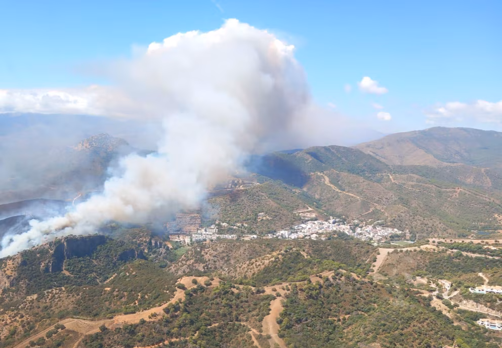 Incendio de Benahavís con vecinos desalojados en Montemayor