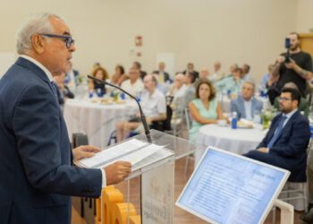 Presidente-del-Colegio-de-Medicos-de-Malaga-en-presentacion-informe-