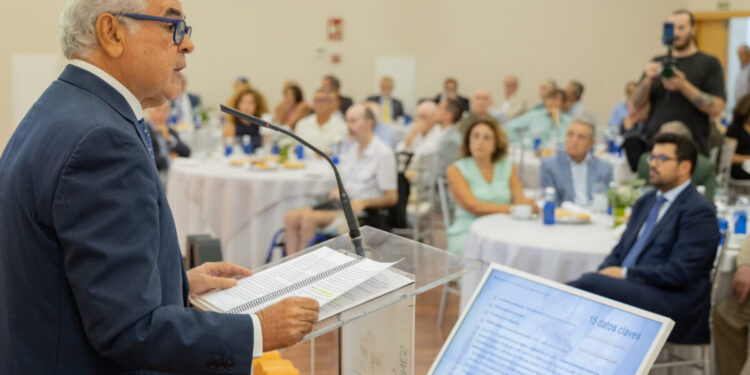 Presidente-del-Colegio-de-Medicos-de-Malaga-en-presentacion-informe-