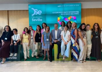 Beneficiarios de las becas de inclusión social de la Diputación de Sevilla junto a sus tutores
