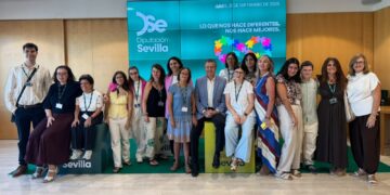 Beneficiarios de las becas de inclusión social de la Diputación de Sevilla junto a sus tutores