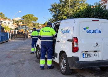 Trabajadores de Aqualia en las labores de reparación de la avería de Matalascañas