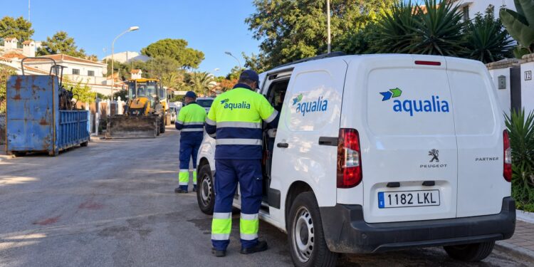 Trabajadores de Aqualia en las labores de reparación de la avería de Matalascañas