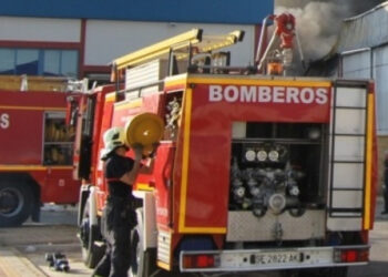 Incendio en Alcalá de Guadaíra en un almacén de madera del Polígono La Red