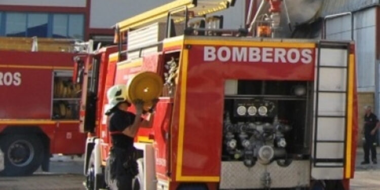 Incendio en Alcalá de Guadaíra en un almacén de madera del Polígono La Red