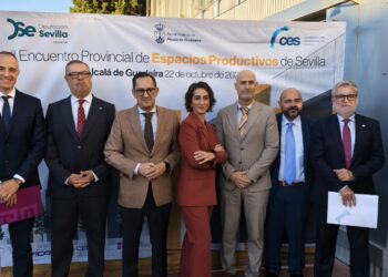 Representantes institucionales y empresariales en el II Encuentro Provincial de Espacios Productivos de Sevilla celebrado en Alcalá de Guadaíra.