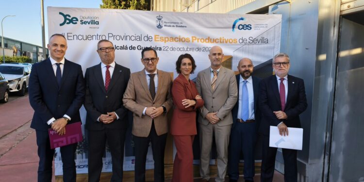 Representantes institucionales y empresariales en el II Encuentro Provincial de Espacios Productivos de Sevilla celebrado en Alcalá de Guadaíra.