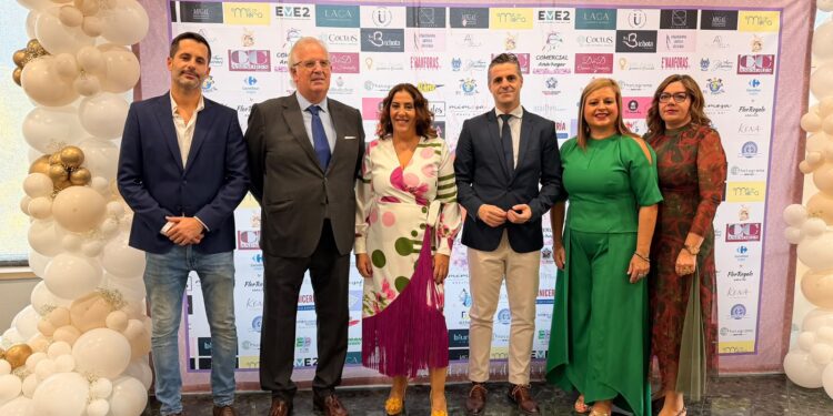 Luis Miguel Carmona junto a representantes de las empresarias iliturgitanas de ADEI en Andújar.