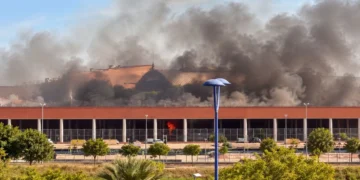 Incendio en Plaza de Armas de Sevilla: desalojan la estación por un autobús en llamas y restablecen el servicio