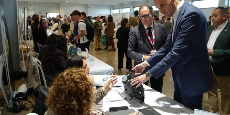 Feria de Empleo de Jaén, organizada por Cruz Roja, con la participación del presidente de la Diputación, Juan Latorre.