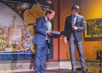 Gala anual de Tom Collins en Sevilla con empresarios y reconocimiento a Juan Carlos Ramos Picchi.