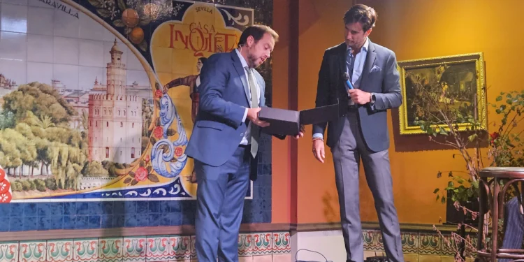 Gala anual de Tom Collins en Sevilla con empresarios y reconocimiento a Juan Carlos Ramos Picchi.