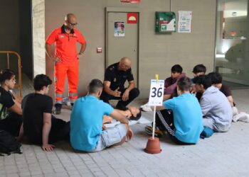 Cardiomaratón 061 en Granada con jóvenes aprendiendo reanimación cardiopulmonar