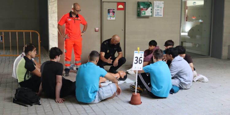 Cardiomaratón 061 en Granada con jóvenes aprendiendo reanimación cardiopulmonar