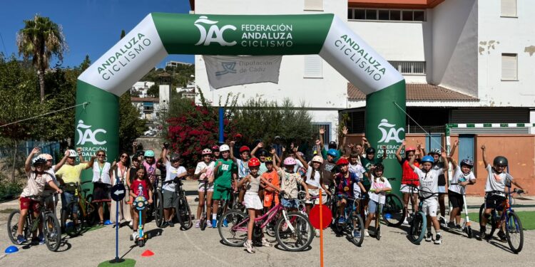 Bici Educa forma a escolares de Cádiz en ciclismo seguro y educación vial