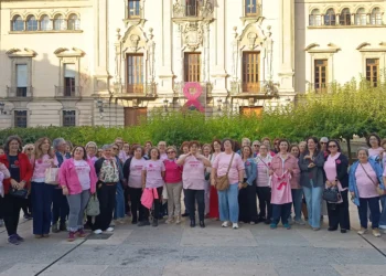 Lazo rosa por el cáncer de mama en Jaén elaborado por vecinas para la fachada del Ayuntamiento.