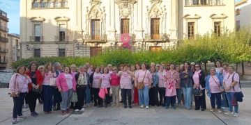 Lazo rosa por el cáncer de mama en Jaén elaborado por vecinas para la fachada del Ayuntamiento.